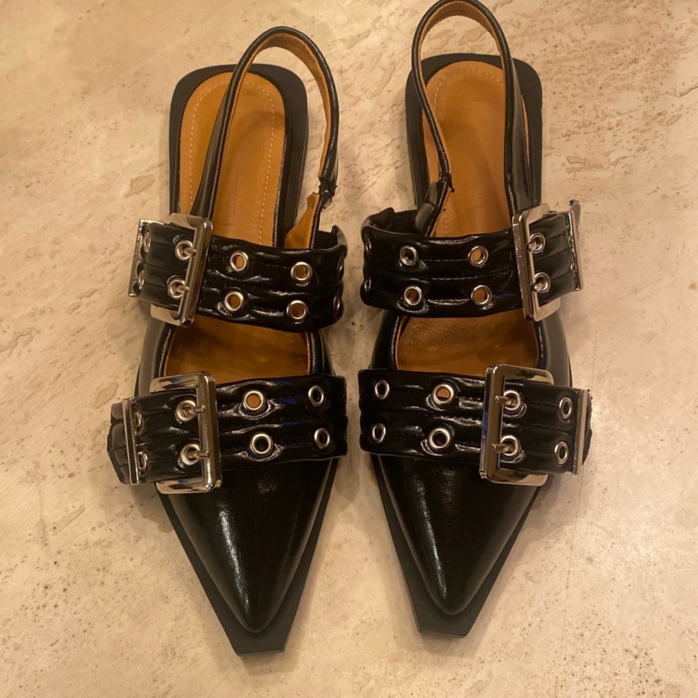 Brand new Black patent strappy flats
Trendy
Comfortable 
Slight block heel
